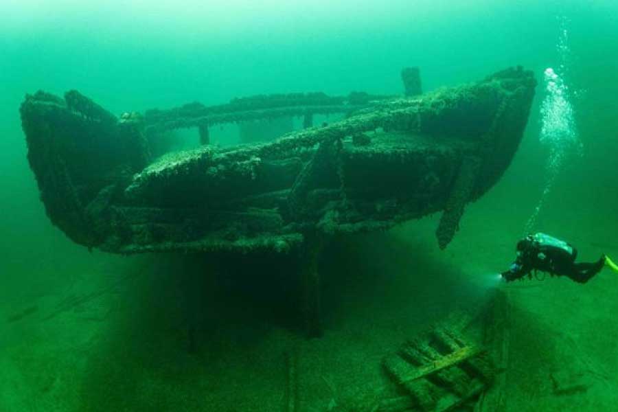 মিশিগানের ওই লেকে ডুব দিয়ে সেই বজরার নানা ছবি তুলেছেন ২ ডুবুরি ক্রিস রক্সবার্গ ও লি রোসেনবার্গ। এ নিয়ে তাঁরা তথ্যচিত্র বানিয়েছেন। জলের তলায় বজরার নানা ছবি প্রকাশ্যে এসেছে। 