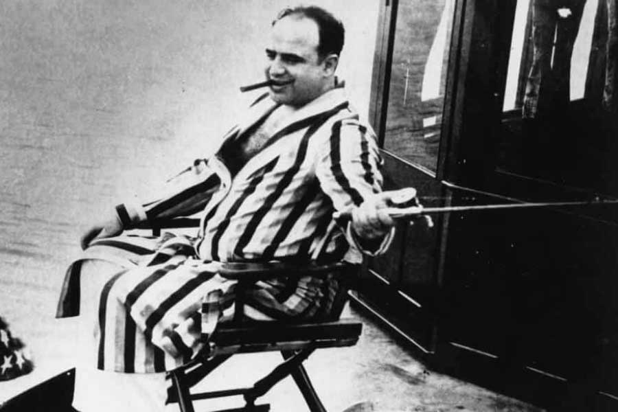 রক্সবার্গ জানিয়েছেন, ১৯২৯ সাল থেকে ১৯৩২ সাল পর্যন্ত ওই বজরায় যাতায়াত ছিল গ্যাংস্টার ক্যাপোনের। ওই হ্রদের আশপাশে ক্যাপোনের একটি বাড়ি ছিল। সেই সময় গ্যাংস্টারকে স্থানীয়রা দেখেছিলেন বলে দাবি করেছেন। 