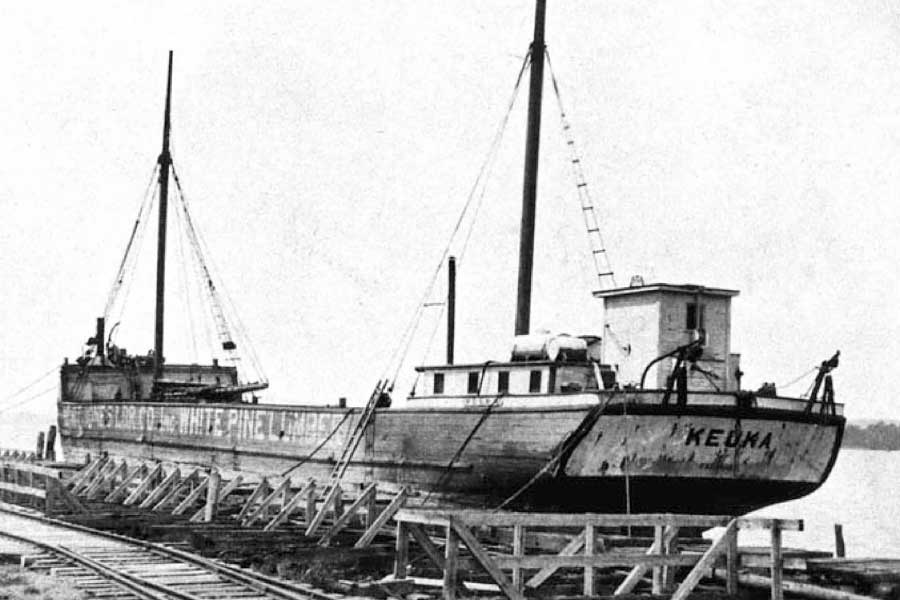 উত্তর মিশিগানের একাধিক এলাকায় গ্যাংস্টারের অনেক গোপন আস্তানা ছিল। ১৯৩২ সালে বজরাটি ডুবে যাওয়ার আগে পর্যন্ত সেখানে নিয়মিত যেতেন ক্যাপোন। 