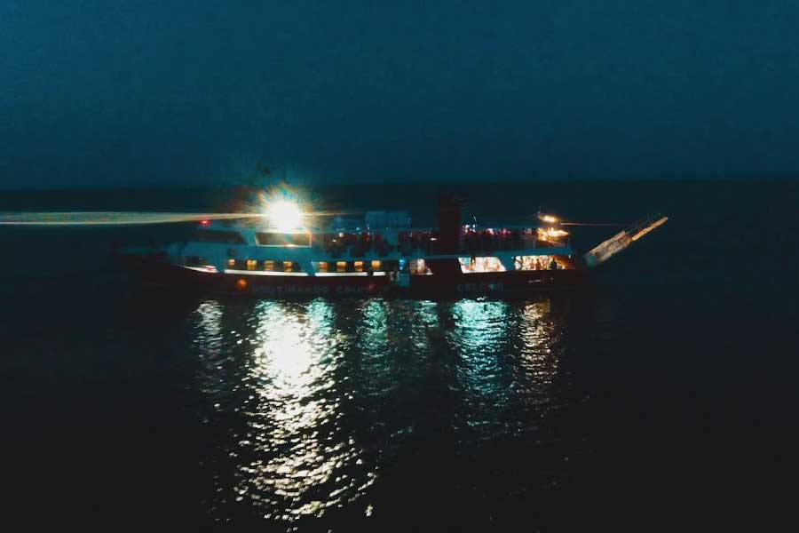 হ্রদের মধ্যিখানে রাখা হত বজরাটি। তা সত্ত্বেও আশপাশের বাসিন্দারা হুল্লোড়ের শব্দ শুনতে পেতেন সেখান থেকে। হ্রদের মাঝে বজরাটি রাখার আরও একটি কারণ ছিল। যে হেতু মদ্যপান নিষিদ্ধ, তাই সহজে যাতে ওই বজরায় পুলিশ হানা না দিতে পারে, সে কারণে সেটি হ্রদের মাঝে রাখা থাকত। 