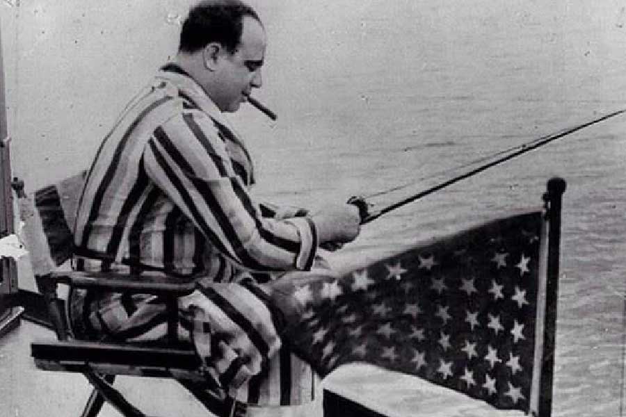 শুধু তা-ই নয়, বজরা থেকে চারদিকে নজরও রাখা হত। যদি পুলিশ হানাও দেয়, তা হলে আগে থেকেই টের পাওয়া যেত। সেই বুঝে বজরায় পুলিশ পৌঁছনোর আগেই গা ঢাকা দেওয়ার সুযোগ থাকত। 