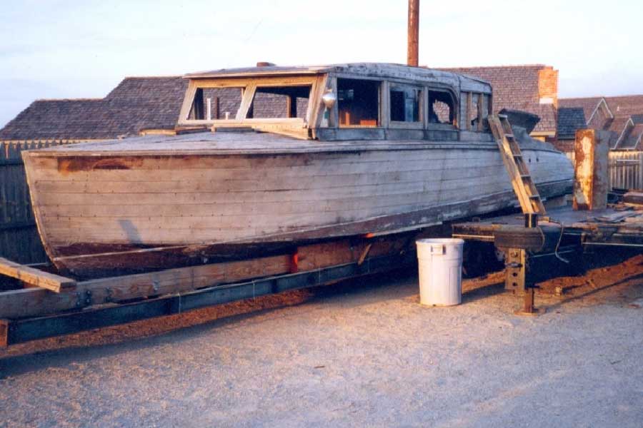 নিষেধাজ্ঞার মধ্যেও মিশিগানের হ্রদে রাতবিরেতে হুল্লোড় চলত ওই বজরায়। কিন্তু তাল কাটল ১৯৩১ সালের নববর্ষে। বজরাটির ম্যানেজার এড ল্যাথাম গুলিবিদ্ধ হয়ে খুন হন। এই ঘটনা নাড়িয়ে দিয়েছিল। খুনের পরই বজরায় মদের আসরের আনন্দ ফিকে হতে থাকে।