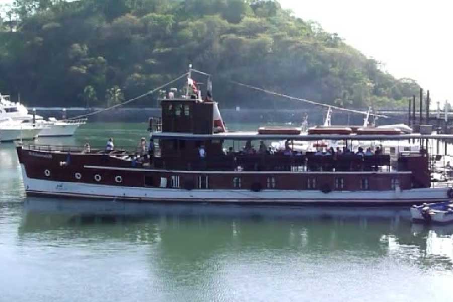 কী কারণে বজরার ম্যানেজারকে গুলি করে খুন করা হল, তা ধোঁয়াশাই থেকে গিয়েছে। ম্যানেজারের মৃত্যুর এক বছরের মাথায় আচমকা ডুবে যায় ওই বজরা। 