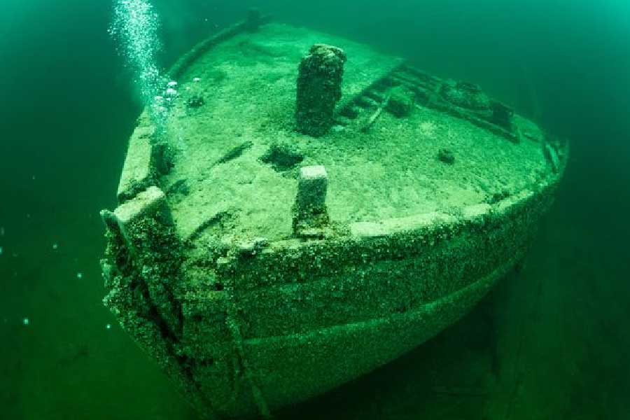 এ-ও দাবি করা হয়েছিল যে, বজরাটি অক্ষত ছিল। বজরাটি পুরনো হওয়ার কারণে যে ডুবে গিয়েছিল, তার প্রমাণ মেলেনি। বজরাটি ডুবে যাওয়ার নেপথ্যে কোনও ষড়যন্ত্র থাকতে পারে বলে জল্পনাও ছড়ায়। তবে এত বছর পরও এই রহস্য কাটেনি। হ্রদের ৫০ ফুট নীচে এই বজরার ধ্বংসাবশেষ রয়েছে। সেই ছবি প্রকাশ্যে আসতেই এই বজরা আবার চর্চায়।