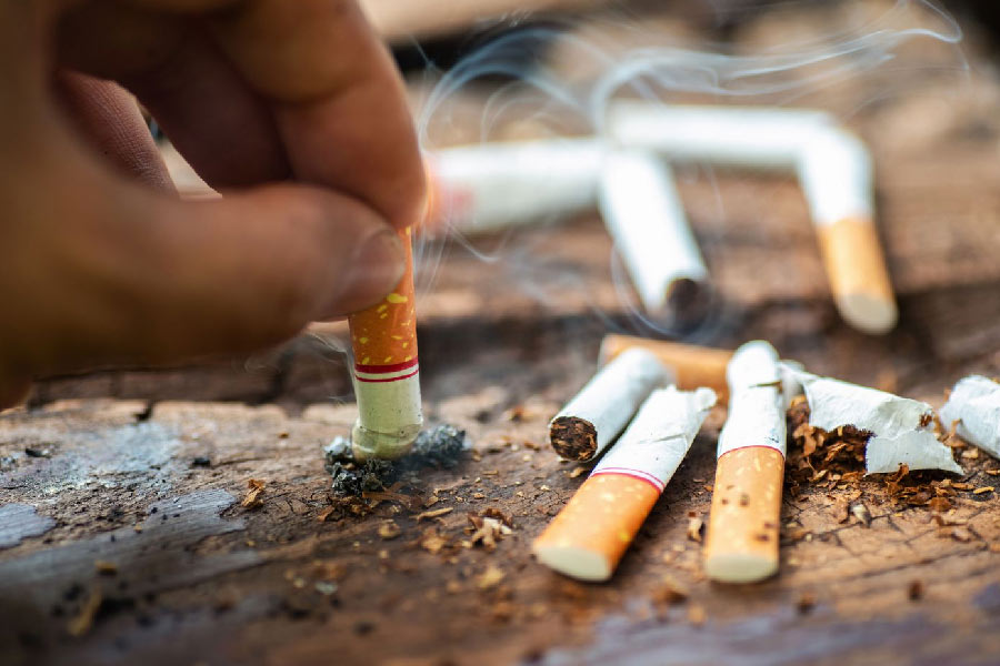 ধূমপান স্বাস্থ্যের পক্ষে ক্ষতিকারক— এই বিধিবদ্ধ সতর্কীকরণ সত্ত্বেও সুখটান নিতে পিছপা হন না অনেকেই। সুখটান নেব, আবার শরীরেরও বারোটা বাজবে না, এমনটা যদি হত! তা হলে বোধহয় সুখটান সত্যিই সুখের হত। এমন কোনও সিগারেট কি বানানো যেতে পারে না, যা ঠোঁটে ঠেকিয়ে টান নিলেও কোনও রোগই শরীরে বাসা বাঁধবে না! এই চেষ্টার কম কসুর করেননি সিগারেট নির্মাতারা। তবে এখনও পর্যন্ত কোনও চেষ্টাই সফল হয়নি।