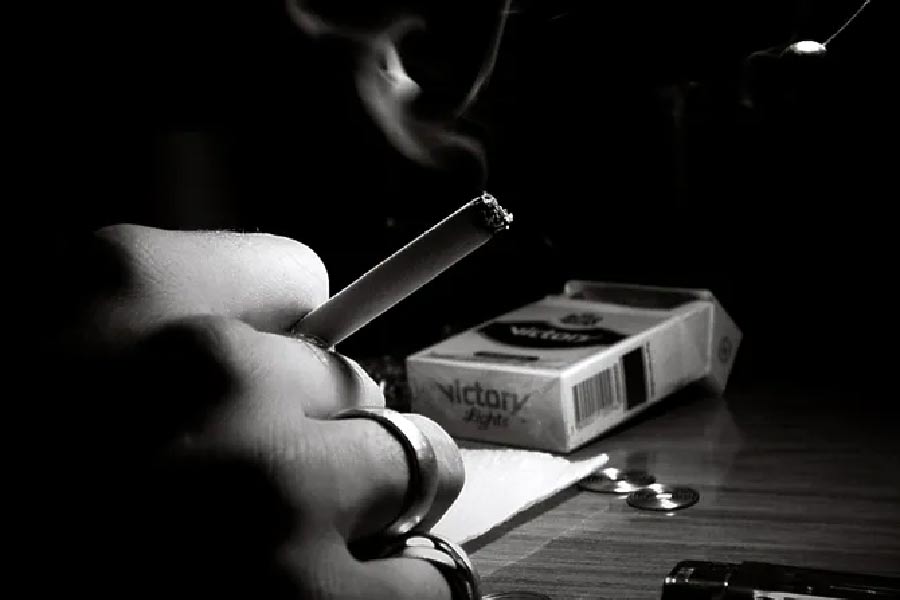 এক বছর যেতে না যেতেই ১৯৮৯ সালে ওই সিগারেটটি বাজার থেকে তুলে নেয় আরজেআর। ওই বছর আরও একটি নিকোটিন মুক্ত সিগারেট তৈরি করা হয়েছিল। যার নাম দেওয়া হয়েছিল ‘নেক্সট’। তবে সেই সিগারেটটিও তুলে নেওয়া হয়েছিল বাজার থেকে। এত বছর পরেও স্বাস্থ্যকর সিগারেটের হদিস মেলেনি বাজারে। আগামী দিনে কি আদৌ এমন সিগারেটে সুখটান দেওয়া সম্ভব হবে? সেই উত্তরেরই অপেক্ষায় ধূমপায়ীরা।