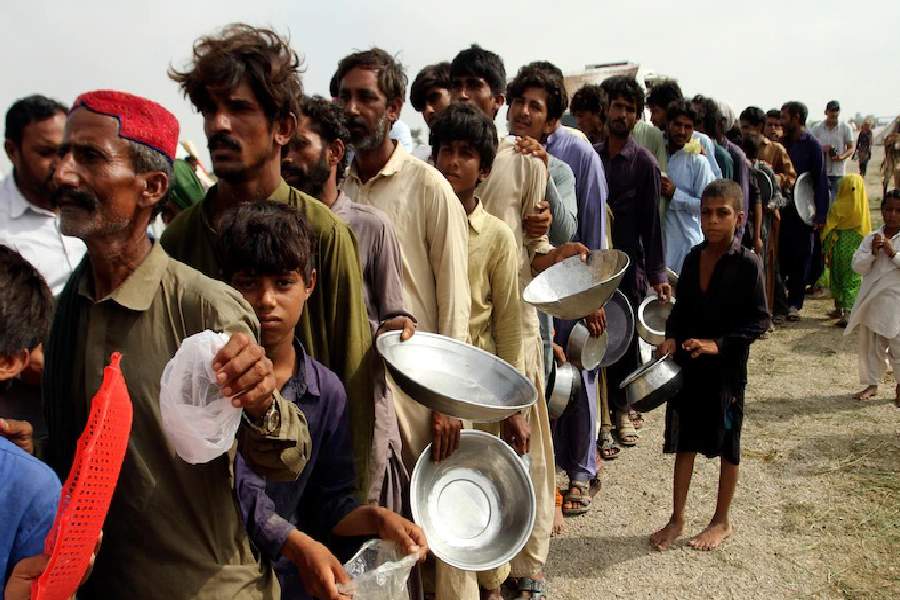 সম্প্রতি খাদ্যসঙ্কটে ভুগছে পাকিস্তান। দেশে মহার্ঘ হয়ে উঠেছে অন্যতম প্রধান খাদ্য উপাদান গম। একে সাম্প্রতিক সময়ের সবচেয়ে কঠিন খাদ্যসঙ্কট বলে মনে করছেন কেউ কেউ।