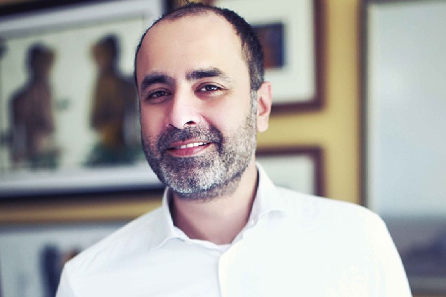 পাকিস্তানের ধনী হিন্দুদের মধ্যে অন্যতম চর্চিত নাম দীপক পেরওয়ানি। তিনি পেশায় ফ্যাশন ডিজ়াইনার। অভিনয়ও করেন। পেশাগত ক্ষেত্রে সাফল্য তাঁকে এনে দিয়েছে একাধিক পুরস্কার।