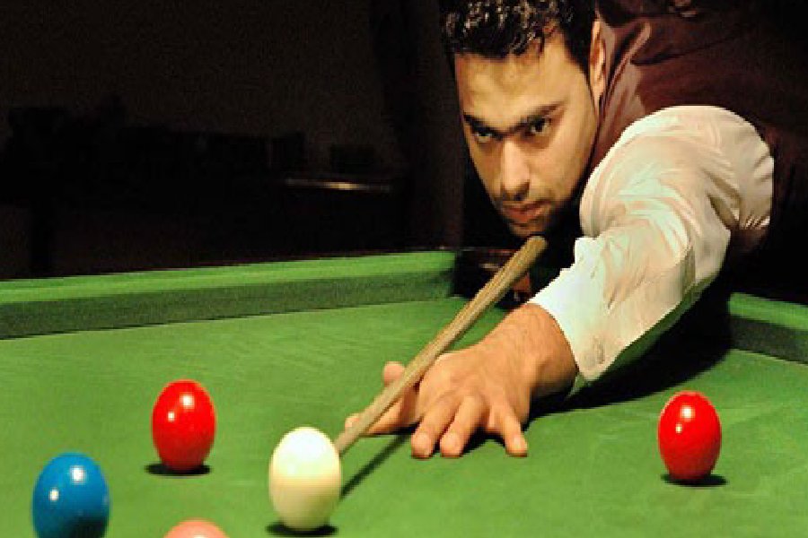 পাকিস্তানের আর এক ধনী হিন্দু নবীন পেরওয়ানি। তিনি দেশের জনপ্রিয় ফ্যাশন ডিজ়াইনার দীপক পেরওয়ানির তুতো ভাই। তবে বিনোদন জগতের সঙ্গে তাঁর যোগ নেই। তিনি ক্রীড়া জগতে পরিচিত মুখ।