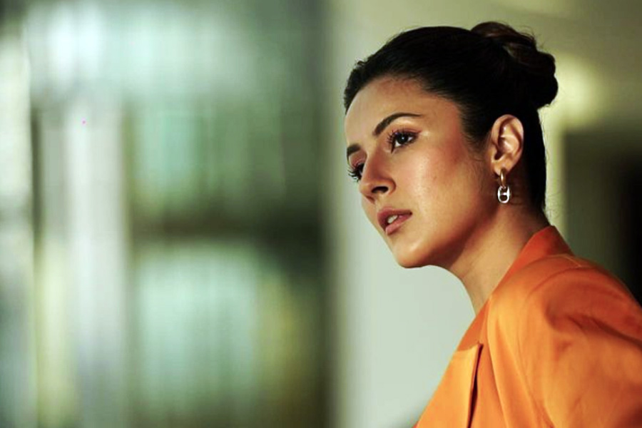 ভাইজানের সঙ্গে শেহনাজ়ের সে ছবি নিয়ে আলোচনা আরও একটি কারণে জমে উঠেছে। ২৫ জানুয়ারি সিনেমা হলে আসছে শাহরুখ খান এবং দীপিকা পাড়ুকোনের ‘পাঠান’। আর সে দিনই শেহনাজ়-সলমনের ছবির ঝলক প্রকাশ্যে আসবে। ফলে বলিউডের দুই সুপারস্টারকে যে তুলনায় টানা হবে এবং সমালোচক থেকে শুরু করে ভক্তেরা যে শেহনাজ়কেও ‘দাঁড়িপাল্লায় মাপবেন’, সেটাই স্বাভাবিক।