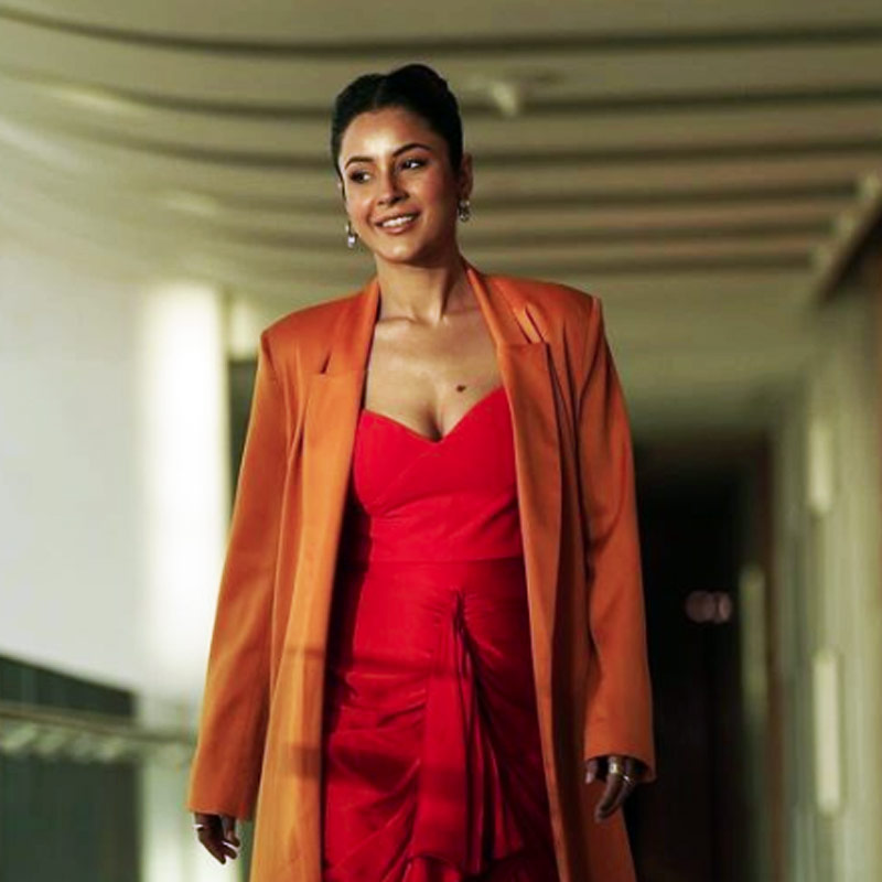 এমনই একটি যৌনশিক্ষার ক্লাসে শিক্ষিকাকে বেয়াড়া প্রশ্নটি করেছিলেন শেহনাজ়। কী সেটি? তিনি বলেন, ‘‘এক দিন প্রজনন নিয়ে পড়াচ্ছিলেন টিচার। সে সময় আমি বলে উঠেছিলাম, ‘ম্যাম, আমরা এটা হাতেকলেম শিখতে পারি না?’ টিচ়ারের জবাব ছিল, ‘চুপ কর।’ ’’