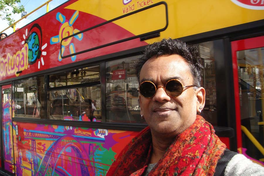 ১৯৫৩ সালের ৮ মে গোয়ায় জন্ম রেমোর। তাঁর আসল নাম লুই রেমো দে মারিয়া বেরনার্দো ফার্নান্ডেজ়। কেরিয়ার শুরু করার আগে নিজের নামে কাঁচি চালিয়ে শুধু রেমো নামটিই ব্যবহার করতেন তিনি।