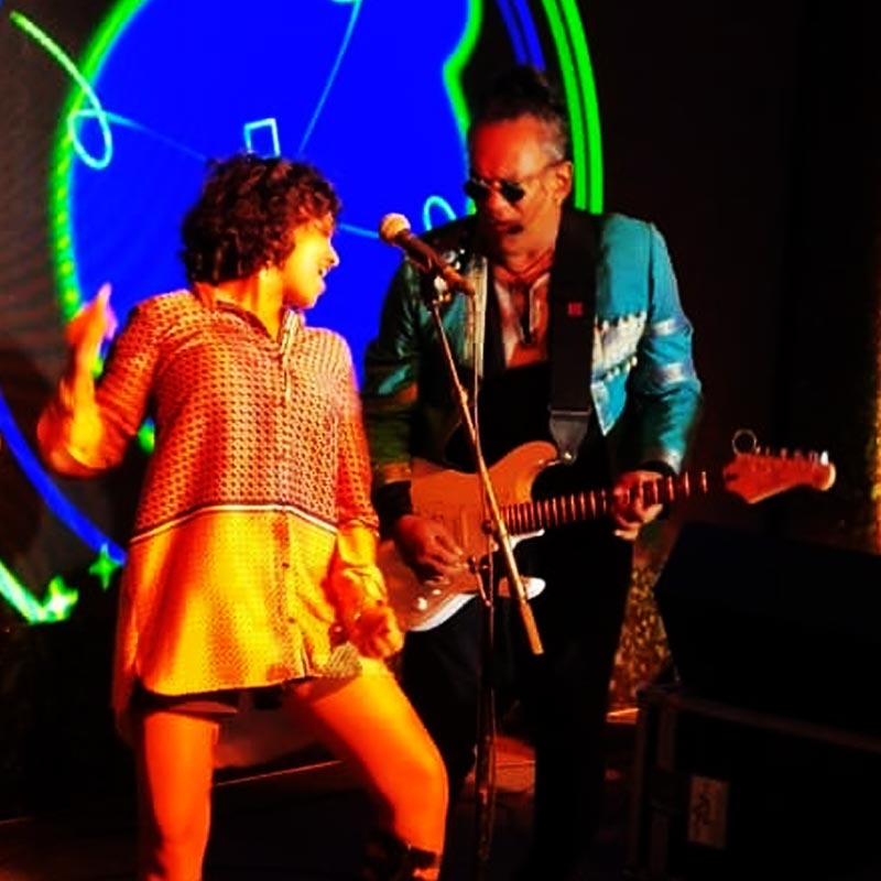 স্কুলে পড়ার সময় নিজের কয়েক জন বন্ধুবান্ধবকে নিয়ে একটি গানের ব্যান্ড তৈরি করেন রেমো। ছাত্রজীবনেই গিটারে হাতেখড়ি হয়েছিল তাঁর। ১৪ বছর বয়সে প্রথম গান লেখা শুরু রেমোর। গোয়াতে যে কোনও সঙ্গীত প্রতিযোগিতাতেই অংশগ্রহণ করতেন তিনি। সঙ্গীতশিল্পী হিসাবে বিভিন্ন পুরস্কারও জিতেছিলেন রেমো।