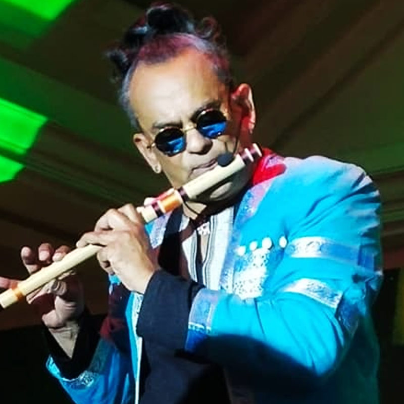 স্কুলের গণ্ডি পেরিয়ে স্নাতক স্তরের পড়াশোনা করার জন্য মুম্বইয়ে গিয়েছিলেন রেমো। স্থাপত্যবিদ্যা নিয়ে পড়াশোনার পাশাপাশি সঙ্গীতচর্চাও চালিয়ে যাচ্ছিলেন তিনি। গান লেখা থেকে শুরু করে গান গাওয়া— সবকিছুই তিনি একা হাতে করতেন। মুম্বইয়ে বিভিন্ন ব্যান্ডের সঙ্গে যুক্ত হয়ে গান করতেন রেমো।