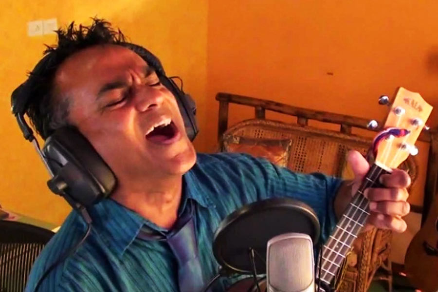 রেমোর গানে সাধারণত হলিউডি পপ ঘরানার ছাপ থাকত। তাঁর গানের অভিনবত্ব বজায় রাখতে তিনি বাঁশি এবং সেতার বাজানো শিখেছিলেন। কলেজের পড়াশোনা শেষ করার পর তিনি মুম্বই ছেড়ে পাড়ি দিলেন দেশ-বিদেশের বিভিন্ন প্রান্তে। 