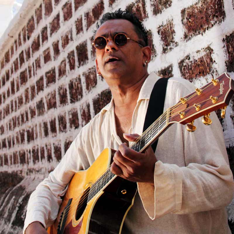 ব্যান্ড তৈরি করার পর চারটি গানের একটি ক্যাসেট অ্যালবাম মুক্তি পায় রেমোর। এই গানগুলিতে তিনি সব ধরনের বাদ্যযন্ত্র বাজিয়েছিলেন। এমনকি, অ্যালবামের কভার ডিজ়াইন করা থেকে শুরু করে রেকর্ডিংয়ের কাজেও হাত লাগিয়েছিলেন তিনি। ক্যাসেটটি মুক্তি পেলে তিনি গোয়ার প্রতিটি দোকানে গিয়ে এই ক্যাসেটটি দিয়ে এসেছিলেন। ক্যাসেটের সঙ্গে ছিল তাঁর লেখা একটি কবিতার বই, পোস্টকার্ড এবং তাঁর ডিজ়াইন করা টি শার্ট। 