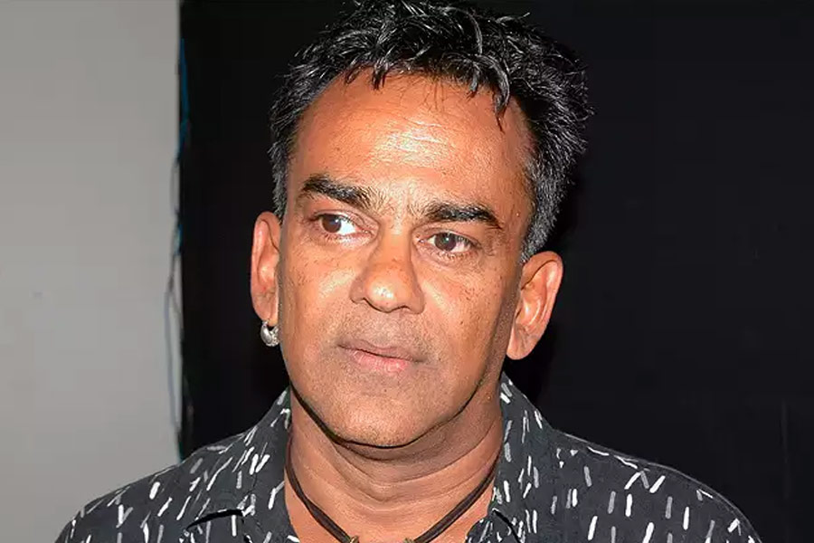 রেমোর অ্যালবাম ঝড়ের গতিতে বিক্রি হয়েছিল। ভারতের রক সঙ্গীতশিল্পী হিসাবে তখন জনপ্রিয় হয়ে উঠেছেন রেমো। ১৯৮৬ সালে গোয়াতে ভারত সরকারের তরফ থেকে একটি অনুষ্ঠানের আয়োজন করা হয়েছিল। ওই অনুষ্ঠানে উপস্থিত ছিলেন তৎকালীন প্রধানমন্ত্রী রাজীব গান্ধী। রাজীব এবং তাঁর স্ত্রী সোনিয়ার সামনে গান গাওয়ার সুযোগ পেয়েছিলেন রেমো। কিন্তু তিনি যে গান গেয়েছিলেন তা নিয়ে বিতর্ক শুরু হয়েছিল।