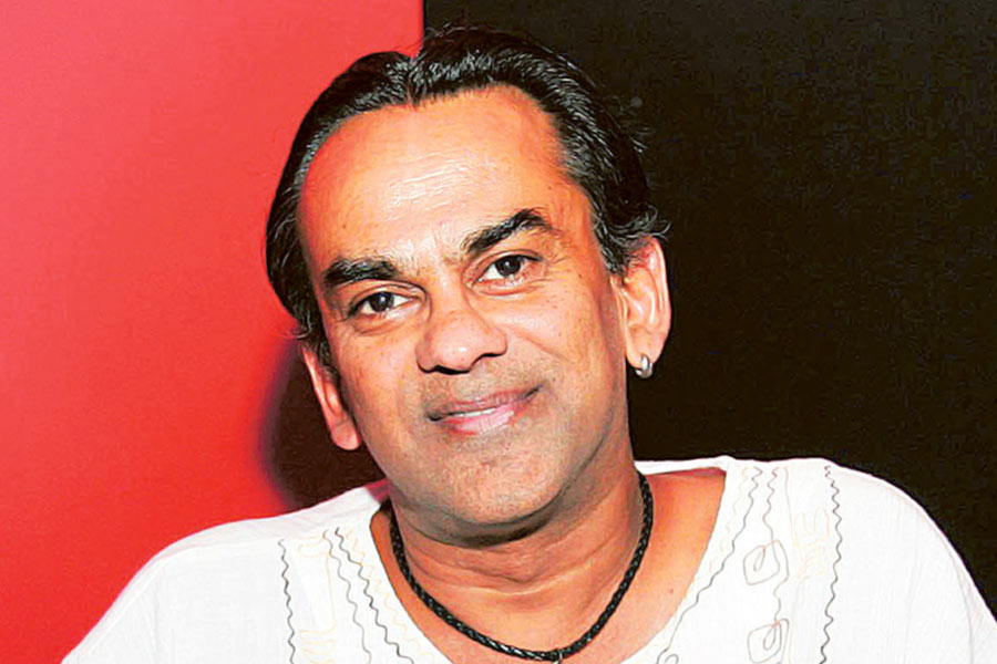 রাজীব গান্ধী আসার আগে কলা আকাদেমি দ্রুত  নির্মাণ করা হয়েছিল। কিন্তু গোয়ায় সেই তৎপরতার সঙ্গে কোনও উন্নয়ন করা হয়নি। তাই রেমো তাঁর গানের মারফত প্রধানমন্ত্রীকে গোয়াতে আসার অনুরোধ করেছিলেন। রাজীবকে এই গানের মাধ্যমে আঘাত করা হয়েছে বলে রেমোর প্রতি অনেকেই ক্ষুব্ধ হয়ে পড়েন। রেমো এই ঘটনাটি প্রধানমন্ত্রীকে জানালে রাজীব তার উত্তরে মন্তব্য করেছিলেন যে, তাঁর এবং সোনিয়ার দু’জনেরই রেমোর গান খুব পছন্দ হয়েছে।