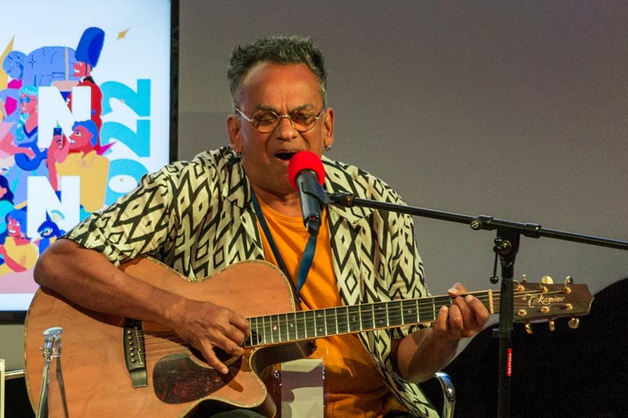 তবে, রেমো ছবিতে গান গাওয়ার জন্য কখনও ছবি নির্মাতাদের কাছে অনুরোধ করেননি। তিনি নিজের মতো গান লিখে সেই গানই গাইতেন। রেমোর এত নামডাক শুনে তাঁর সঙ্গে শ্যাম বেনেগাল যোগাযোগ করেন। ‘ত্রিকাল’ ছবিতে গান করার সুযোগ পান তিনি। প্রযোজক গুল আনন্দের ছবি ‘জলওয়া’ ছবিতেও গান গেয়েছিলেন রেমো।