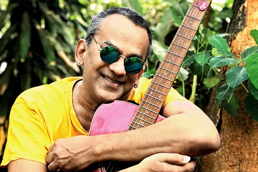 বড় পর্দায় অভিনয় করতেও দেখা যায় রেমোকে। মোহিত সুরির পরিচালনায় ২০১৪ সালে ‘এক ভিলেন’ ছবিটি মুক্তি পেয়েছিল। ওই ছবিতে ‘সিজ়ার’-এর চরিত্রে অভিনয় করেছেন রেমো। অনুরাগ কশ্যপের পরিচালনায় ‘বম্বে ভেলভেট’ ছবিতেও কাজ করেছিলেন তিনি। ২০১৯ সালে বিশ্বেশ কৃষ্ণমূর্তি পরিচালিত ‘৯৯ সঙ্গস’ ছবিতে একটি ছোট চরিত্রে অভিনয় করেছেন রেমো।