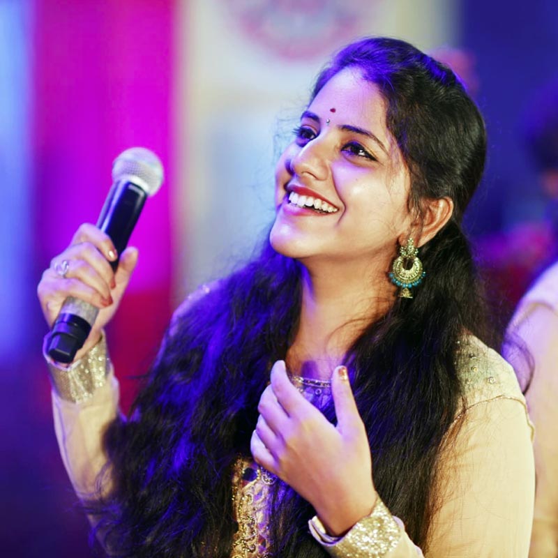 ‘কলা’ ছবির পরিচালক অন্বিতা এক সাক্ষাৎকারে বলেছিলেন, ‘‘স্টুডিয়োতে এই সিনেমার একটি গান গাইছিল সিরীশা। ওর গান যখন গাওয়া শেষ, তখন সকলে নিজেদের আসন ছেড়ে উঠে দাঁড়িয়ে হাততালি দিতে শুরু করেছেন। আমার এবং তৃপ্তির চোখে জল। সিরীশার গান শুনে এমন ঘোরে চলে গিয়েছিলাম যে, চোখের জল আটকাতে পারিনি।’’