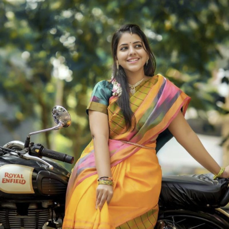 ‘ঘোড়ে পে সওয়ার’, ‘ফেরো না নজরিয়া’, ‘রুবাইয়াঁ’ এবং ‘শউক’ গানগুলি তৃপ্তির কণ্ঠে  গেয়েছেন সিরীশা। কিন্তু সঙ্গীতজগতের সঙ্গে তাঁর পরিচয় বহু বছরের।