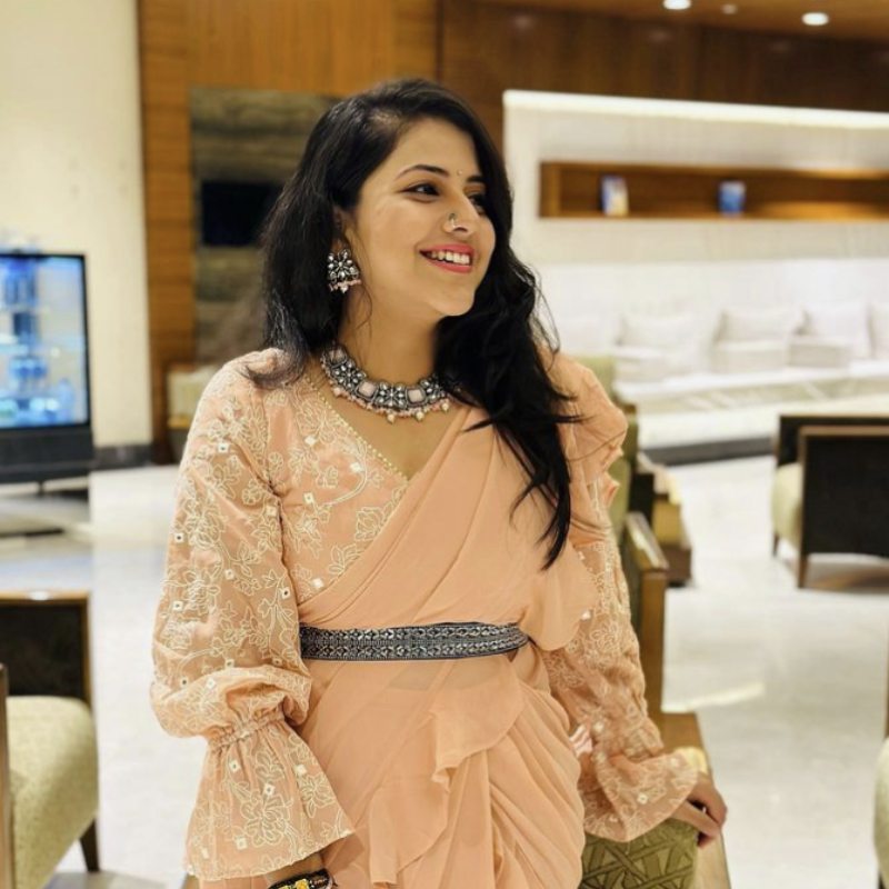 অন্ধ্রপ্রদেশের মছলিপত্তনম এলাকার বাসিন্দা সিরীশা। পরিবারের সকলে সঙ্গীতচর্চার সঙ্গে যুক্ত থাকায় সিরীষারও গানবাজনার প্রতি আগ্রহ তৈরি হয়।