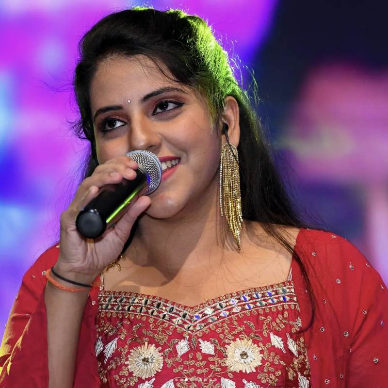 হিন্দি গানের পাশাপাশি তামিল এবং তেলুগু গানেও পারদর্শী সিরীশা। তাঁর এই গুণ প্রথম নজরে পড়ে এ আর রহমানের। সিরীশাকে তিনিই প্রথম প্রকাশ্যে নিয়ে আসেন।