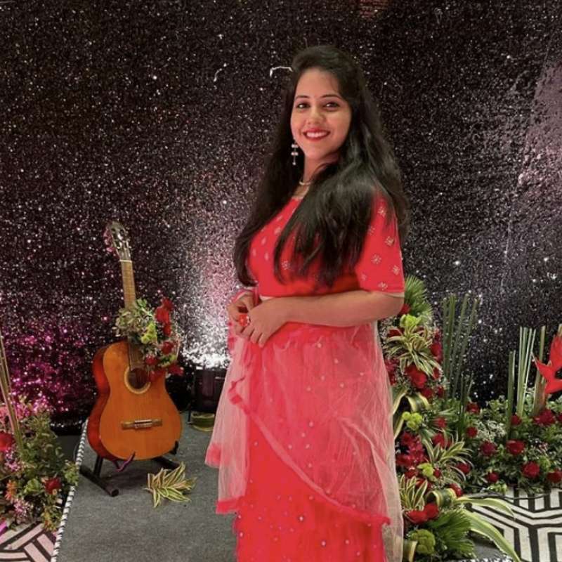 তামিল এবং তেলুগু ভাষাতে ‘৯৯ সংস’ ছবিতে গান গেয়েছিলেন সিরীশা।