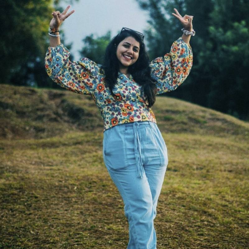 সিরীশার অনুরাগী সংখ্যাও নেহাত কম নয়। ইনস্টাগ্রামে গায়িকার অনুরাগীর সংখ্যা আড়াই লক্ষের গণ্ডি পেরিয়ে গিয়েছে।