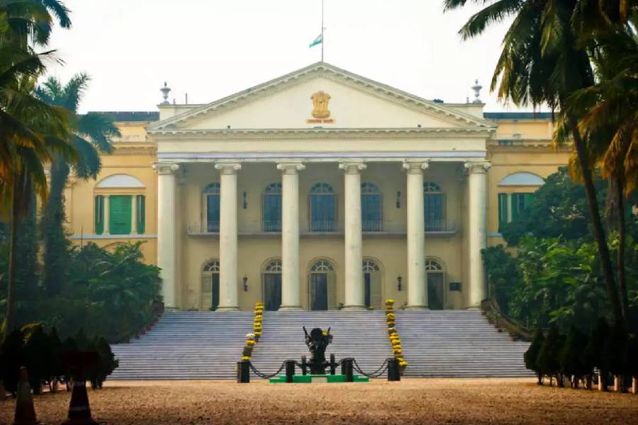 রাজভবনে তৃতীয় তলায় হঠাৎ দেখা গেল ধোঁয়া! ঘটনাস্থলে পৌঁছল দমকলের তিনটি ইঞ্জিন