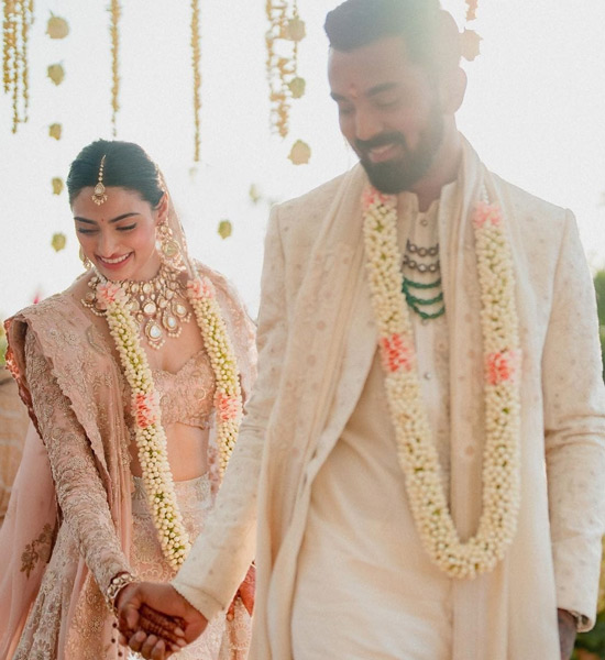 অবশেষে প্রেমিকের গলায় মালা দিলেন সুনীল শেট্টির কন্যা আথিয়া শেট্টি। ঘরোয়া পরিবেশে গোপনীয়তা বজায় রেখে সাত পাকে বাঁধা পড়লেন ক্রিকেটার লোকেশ রাহুল এবং অভিনেত্রী আথিয়া।