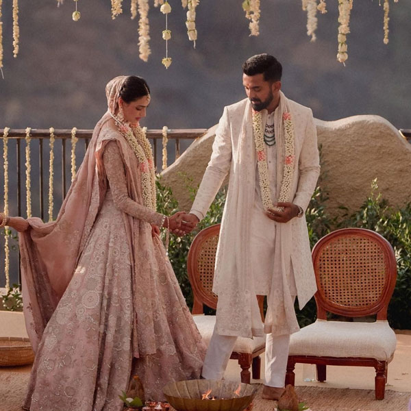 ২৩ জানুয়ারি সোমবার, শুভ লগ্নে অভিনেত্রী বিয়ে সারলেন ক্রিকেটতারকা কেএল রাহুলের সঙ্গে। সুনীল শেট্টির খান্ডালার খামারবাড়ি ‘জাহাঁ’তে বসেছিল বিয়ের আয়োজন।