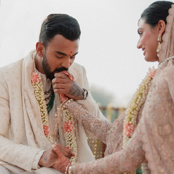 বিয়ের কিছু ছবি সমাজমাধ্যমে ছেড়েছেন নবদম্পতি। আথিয়া ইনস্টাগ্রামে রাহুলের উদ্দেশে লিখেছেন, ‘তোমার আলোয় আমি শিখেছি কী ভাবে ভালবাসতে হয়।’ 