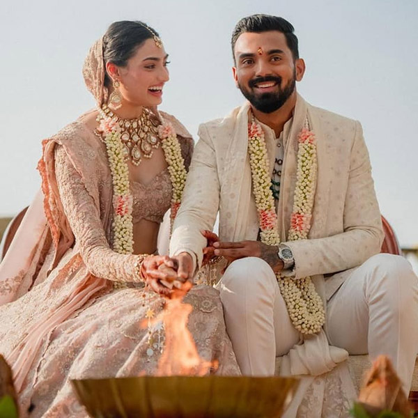 সোমবার সন্ধ্যায় বিয়ের ছবি প্রকাশ্যে আসে। দেখা যায়, মালাবদল শেষে হাতে হাত রেখে হাসছেন আথিয়া আর রাহুল।