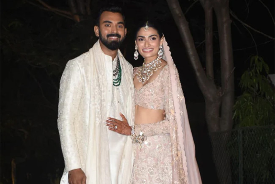 বর-কনের পোশাকও ছিল ছিমছাম। হালকা গোলাপি শেরওয়ানি পরেছিলেন রাহুল। আথিয়ার পরনে ছিল আইভরি লেহঙ্গা।