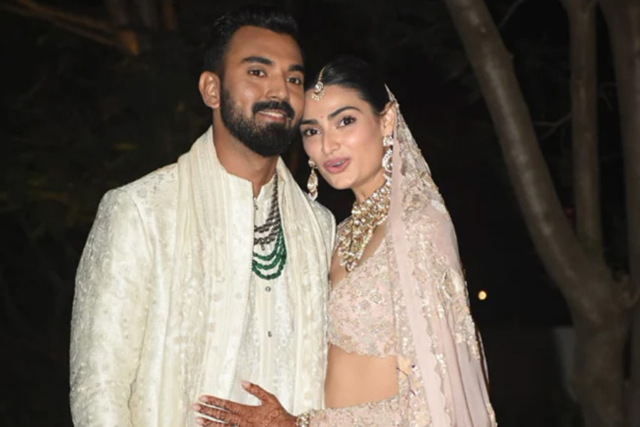 আকর্ষণীয় হলুদ আলোর সঙ্গে সোনালি শামিয়ানা— সব মিলিয়ে যেন এক মায়াবী পরিবেশ। ফুলে ফুলে ঢাকা পড়েছে খোলা আকাশের নীচে তৈরি বিয়ের মণ্ডপ।