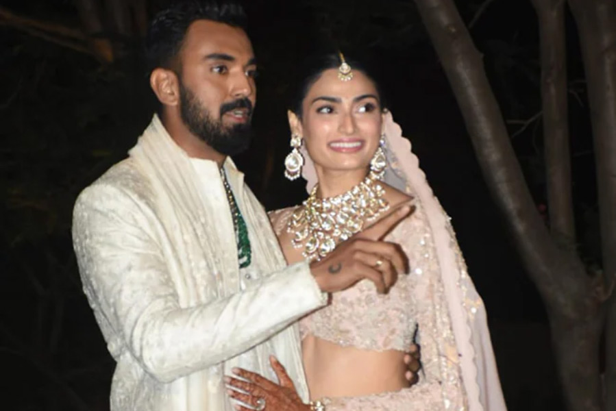 বিয়ের অনুষ্ঠান শেষে আলোকচিত্রীদের সামনে ধরা দিলেন নবদম্পতি।