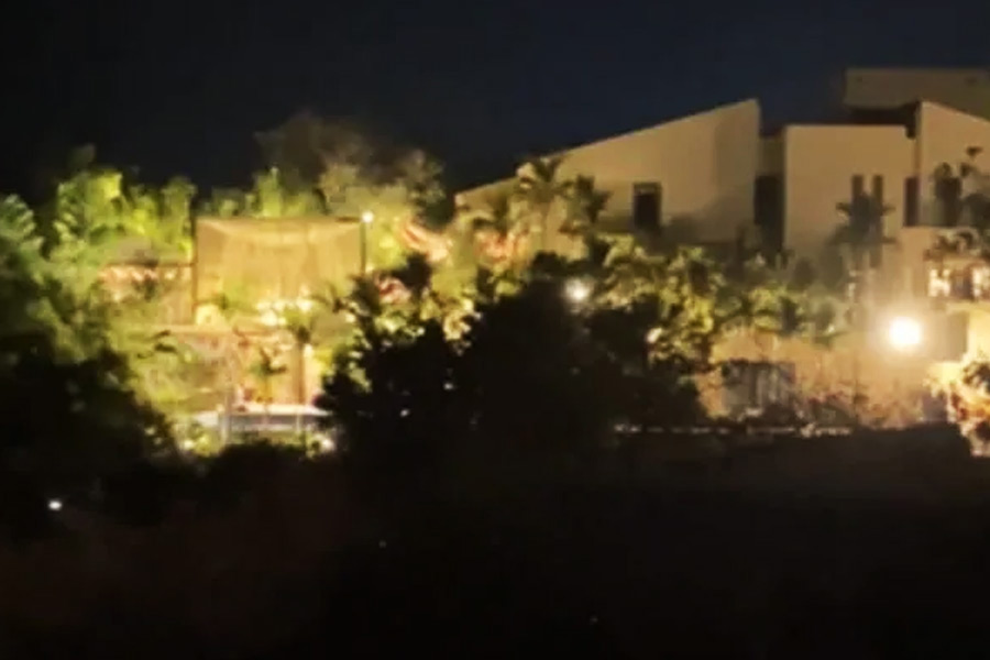 শনিবার রাতে আলো ঝলমল বিয়েবাড়ির ছবি দূর থেকে ক্যামেরায় ধরে ফেলেন আলোকচিত্রীরা। গোপনীয়তা নিয়ে কড়াকড়ি থাকায় খবর বাইরে আসতে দেরি হচ্ছিল। উৎসাহ বাড়ছিল অনুরাগীদের। অবশেষে তাঁদের আশ মিটল।