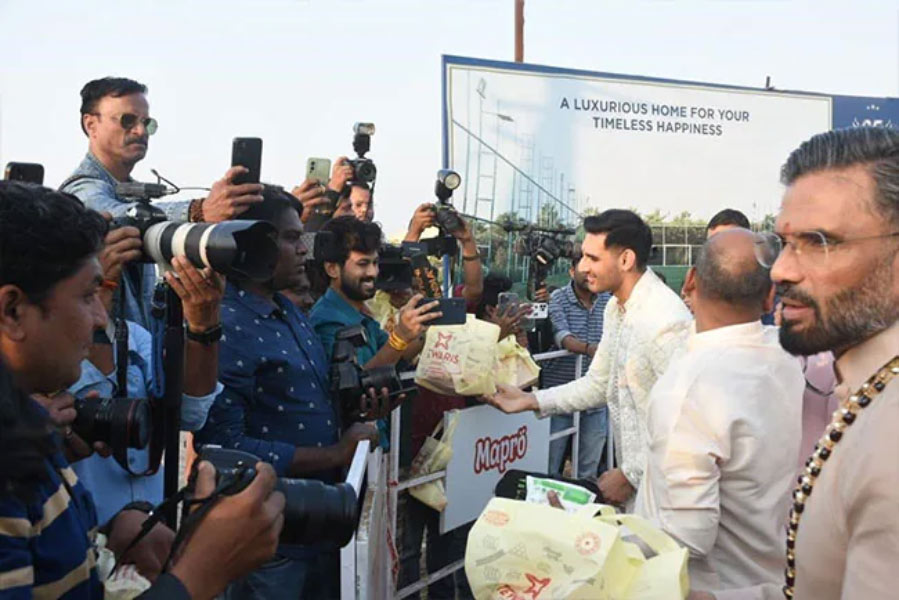 সোমবার বিকেলে সুনীল আর তাঁর পুত্র অহন শেট্টি বাড়ি থেকে বেরিয়ে এসে মিষ্টিমুখ করান বাইরে উপস্থিত আলোকচিত্রী এবং সাংবাদিকদের।