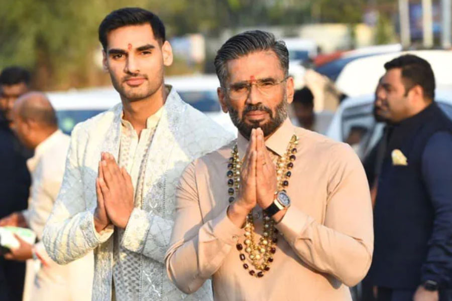 সুনীলের খান্ডালার খামারবাড়িতে সাজ সাজ রব ছিল বেশ কয়েক দিন ধরেই।  বিয়ের সানাই বাজছিল গত শনিবার থেকে। বিয়ের অনুষ্ঠান শেষে সাংবাদিকদের মুখোমুখি হয়ে সুনীল জানান, তিনি এ বার আইনত ‘শ্বশুরমশাই’ হলেন।