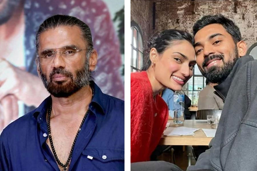 গত বেশ কয়েক মাস ধরেই আথিয়া এবং রাহুলের বিয়ে নিয়ে জল্পনা চলছিল। তবে দু’জনের কেউই কখনও এ ব্যাপারে মুখ খোলেননি। এমনকি সুনীলও মুখে কুলুপ এঁটেছিলেন। অবশেষে যবনিকা পতন।