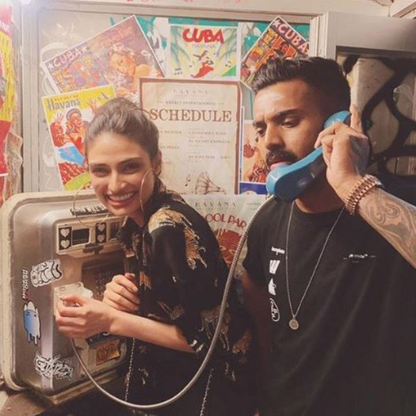 একসঙ্গে প্রথম পোস্টটি তাঁরা করেন ২০১৯ সালের ডিসেম্বর মাসে। রাহুল ইনস্টাগ্রামে আথিয়ার সঙ্গে ছবি পোস্ট করেন। একটি টেলিফোন বুথের ভিতর তাঁদের খুনসুটির ছবি ধরা পড়েছিল সেই ফ্রেমে।