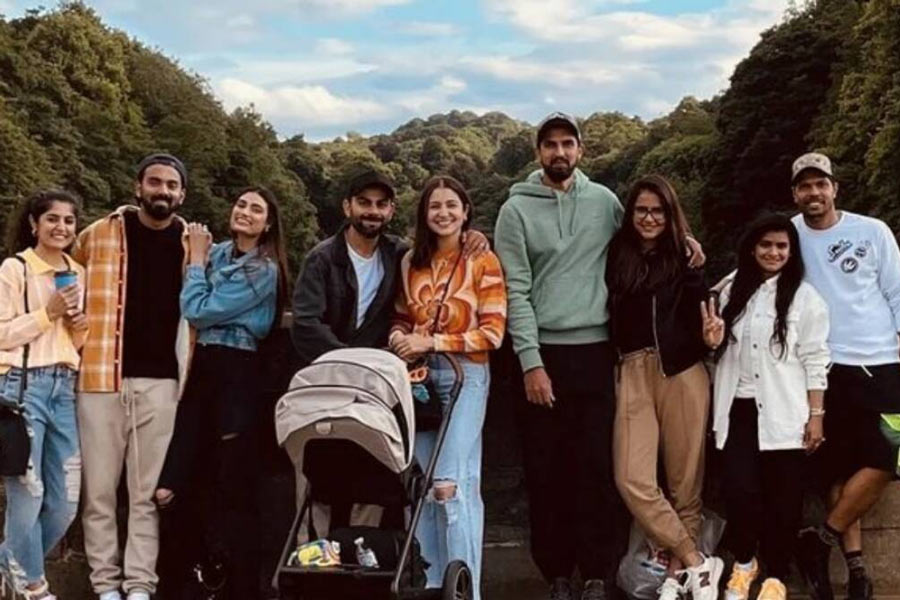 ২০২১ সালে ভারতের ইংল্যান্ড সফর চলাকালীন বিরাট কোহলি এবং অনুষ্কা শর্মার সঙ্গে একই ছবিতে দেখা গিয়েছিল আথিয়া এবং রাহুলকে। 