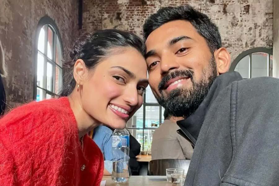 গত চার বছর ধরে চুটিয়ে প্রেম করছিলেন আথিয়া এবং রাহুল। সমাজমাধ্যমে মাঝেমধ্যেই দেখা গিয়েছে তাঁদের রোম্যান্সের ঝলক। ক্রিকেট আর বলিউডের ব্যস্ত সূচি পেরিয়ে চার বছরের প্রেমকে অবশেষে পূর্ণতা দিলেন রাহুল-আথিয়া।