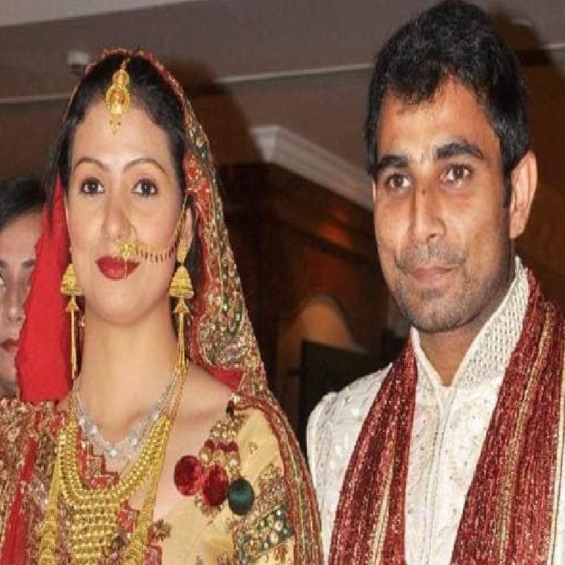 প্রথম দিকে সংসার নির্ঝঞ্ঝাট থাকলেও বিয়ের চার বছরের মাথায় তিক্ততা দানা বাঁধে শামি-হাসিনের সম্পর্কে। স্বামীর বিরুদ্ধে গার্হস্থ্য হিংসার অভিযোগ তুলে থানায় যান হাসিন।