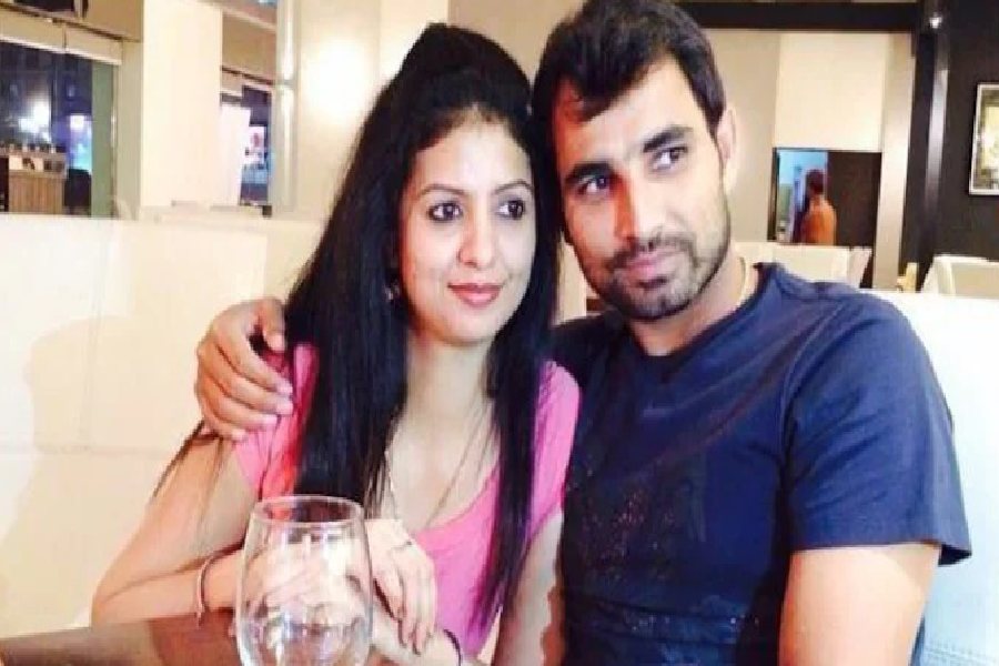 অথচ, শামি, হাসিনের সম্পর্কে প্রথম দিকে এমন তিক্ততা ছিল না। বরং একে অপরের প্রেমে এক সময় হাবুডুবু খেতেন তাঁরা। প্রেমের সেই টানে ফিকে হয়ে গিয়েছিল বয়সের ফারাকও।