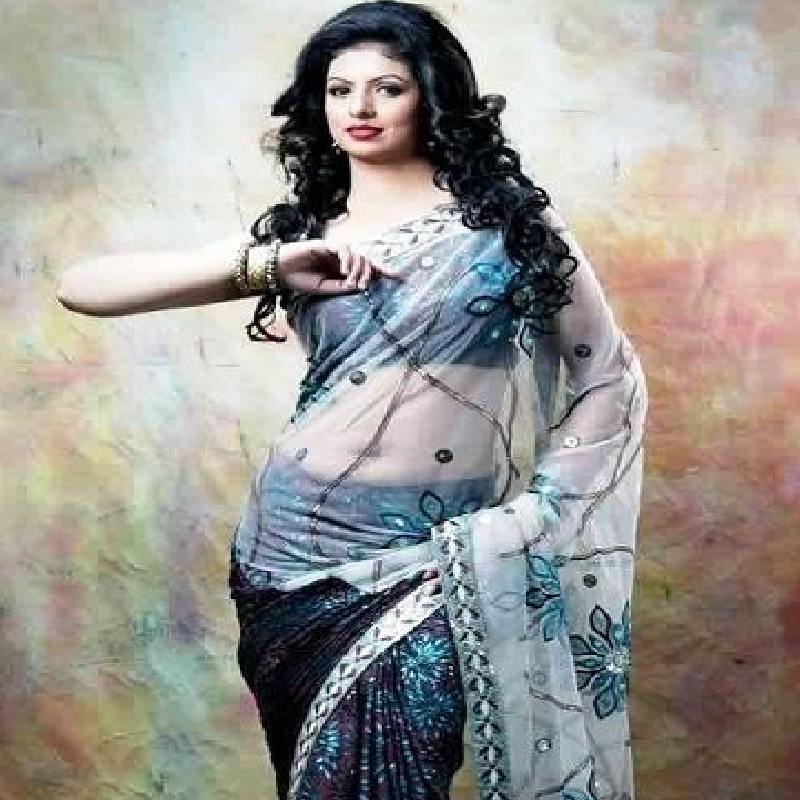 বীরভূমের বাঙালি মুসলিম পরিবারের মেয়ে হাসিন। ২০০২ সালে তাঁর বিয়ে হয় সেখানকার ক্ষুদ্র ব্যবসায়ী শেখ সইফউদ্দিনের সঙ্গে। তাঁদের দুই সন্তান রয়েছে। দীর্ঘ দিন একসঙ্গে ঘর করার পর ২০১০ সালে তাঁদের বিবাহবিচ্ছেদ হয়।