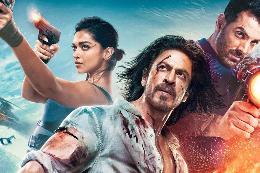 বুধবার প্রেক্ষাগৃহে মুক্তি পাচ্ছে ‘পাঠান’। চার বছর পর বড় পর্দায় আসছেন শাহরুখ খান। অগ্রিম টিকিট বুকিংও শুরু হয়ে গিয়েছে। পিটিআই সূত্রের খবর, এখনও পর্যন্ত ৩৫ কোটি টাকারও বেশি টিকিট বিক্রি হয়ে গিয়েছে। কিন্তু এর মধ্যেই প্রকাশ্যে এল নয়া তথ্য। শাহরুখের সঙ্গে ‘সি গ্যাং’-এর যোগসূত্র রয়েছে বলে বলিপাড়ায় কানাঘুষো চলছে।