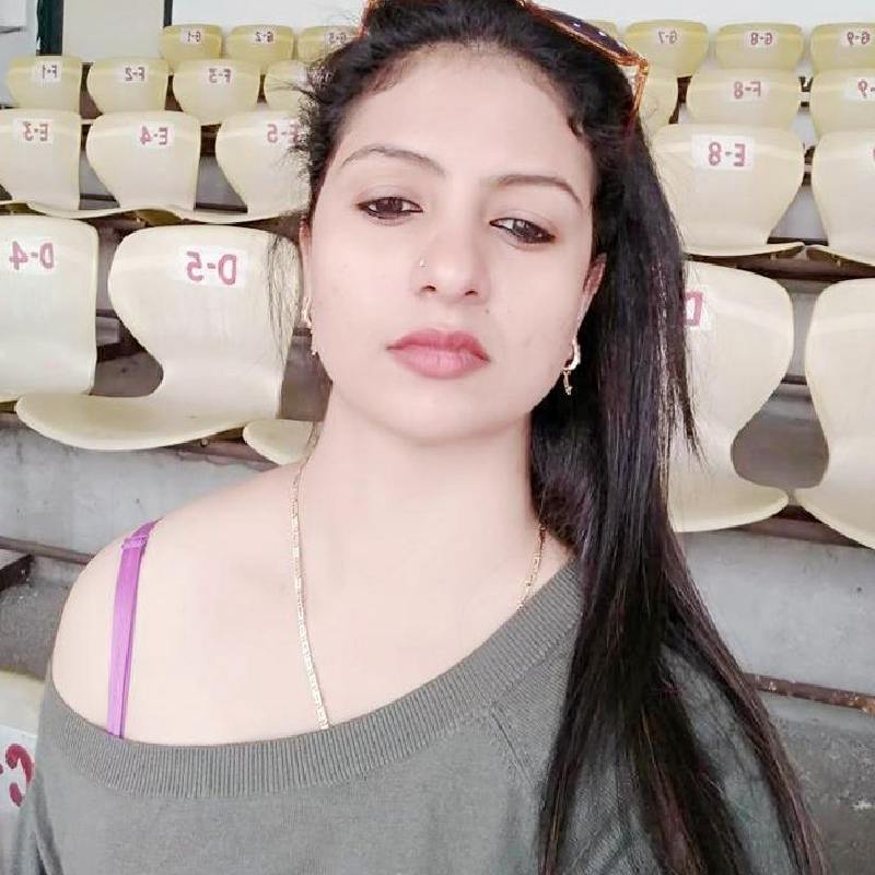 কলকাতায় এসে মডেল হিসাবে আত্মপ্রকাশ করেন হাসিন। ২০১৮ সালে ‘সরি’ নামের একটি ছবিতে তাঁকে অভিনয় করতেও দেখা যায়।